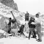 Cécile Aubry et son équipe sur tournage, avec Edmond Beauchamp sur le haut de l'échafaudage le 23 mars 1964. © GettyImages