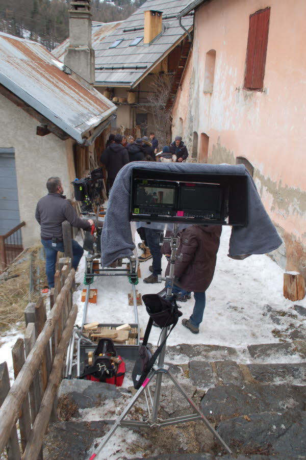 Le village est méconnaissable. Finies les rues désertes et le calme.