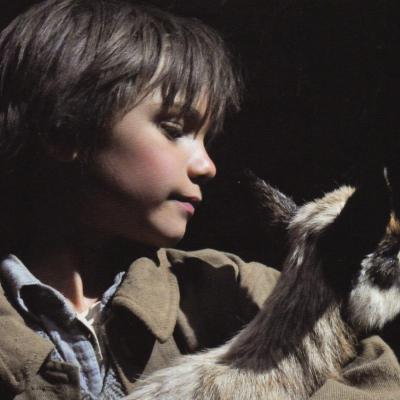 Sébastien et le cabri : l'enfant attendri par l'animal orphelin.
