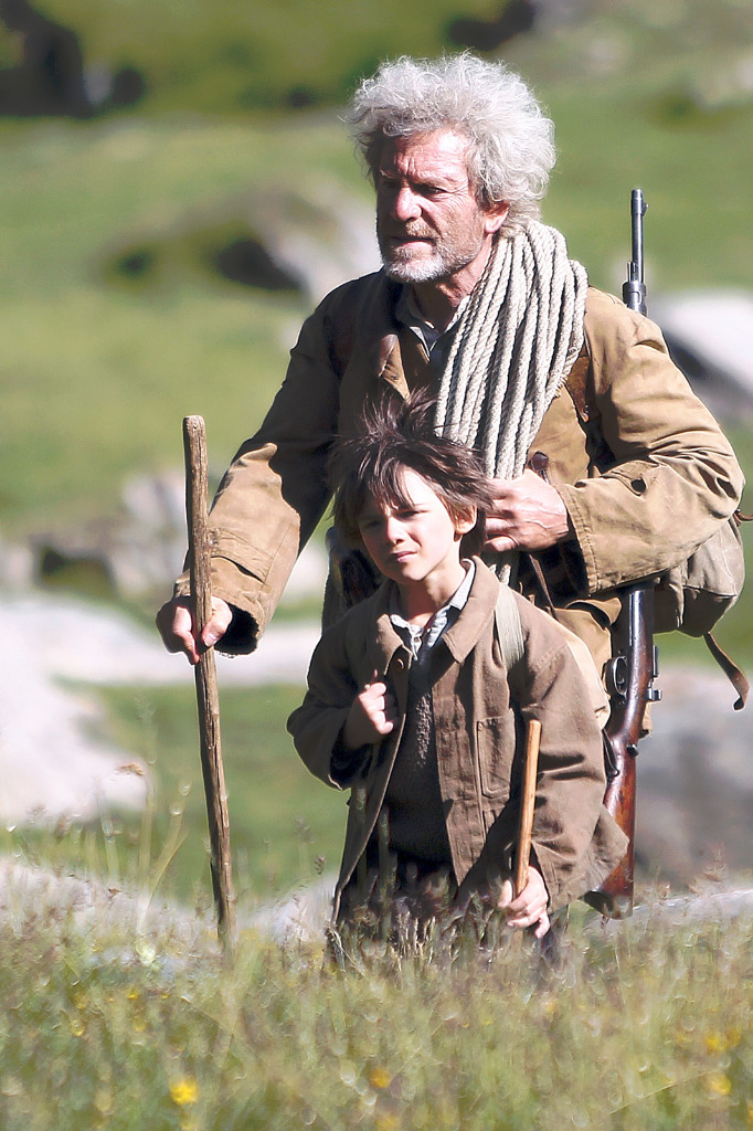 César et Sébastien ramène le petit chamois à la bergerie.