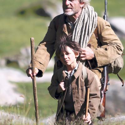 César et Sébastien ramène le petit chamois à la bergerie.