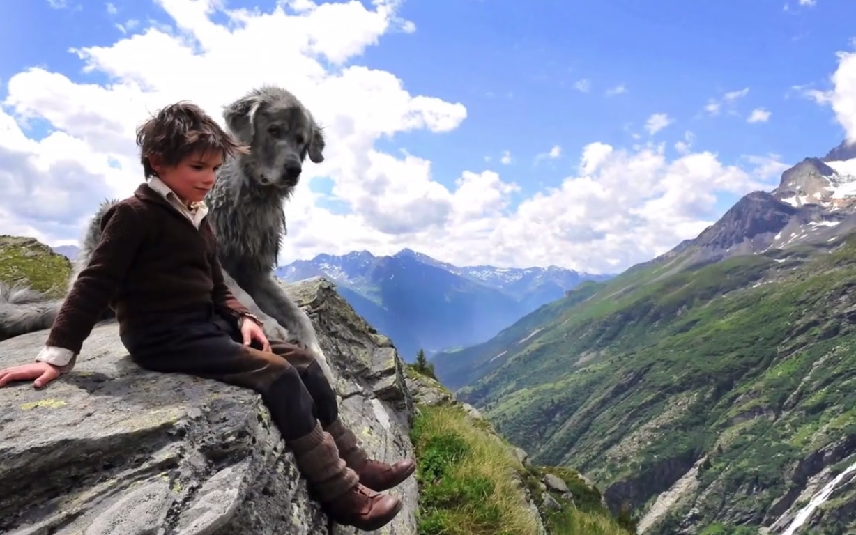 Le jeune garçon se confie au chien qui l'écoute