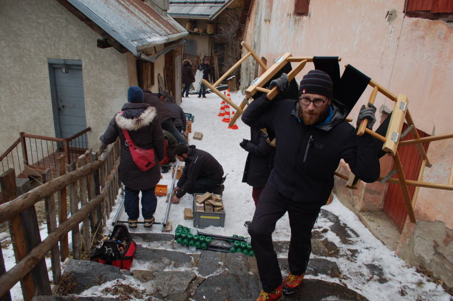 Dans les rues de Plampinet, la logistique se met en place. 