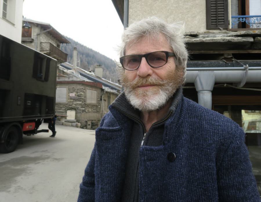 Tcheky Karyo joue le grand-père de Sébastien