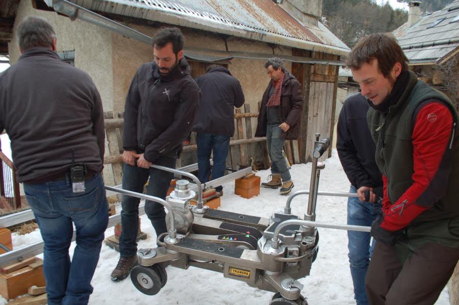 L’équipe installe le matériel juste avant le tournage.