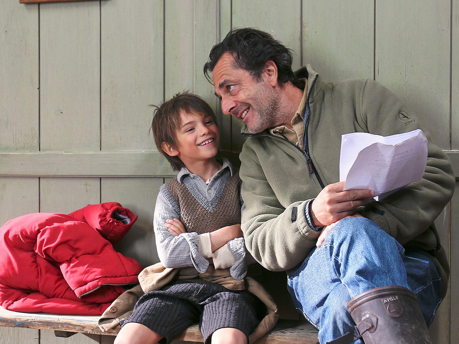 Le petit Félix Bossuet, dans le rôle de Sébastien, à côté du réalisateur Nicolas Vanier.